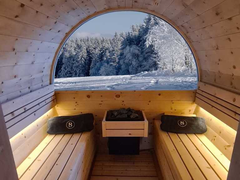 Fasssauna mit Halbmindfenster im Abverkauf