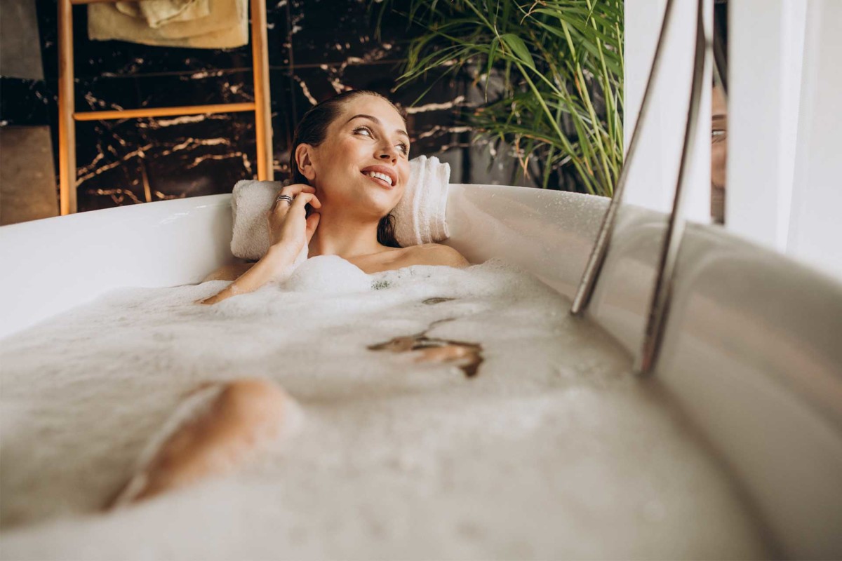 frau entspannt in badewanne - Sauna in der Schwangerschaft
