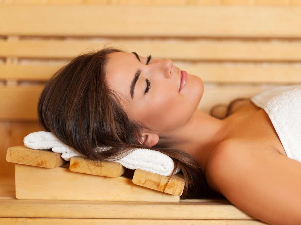 frau entspannt in sauna