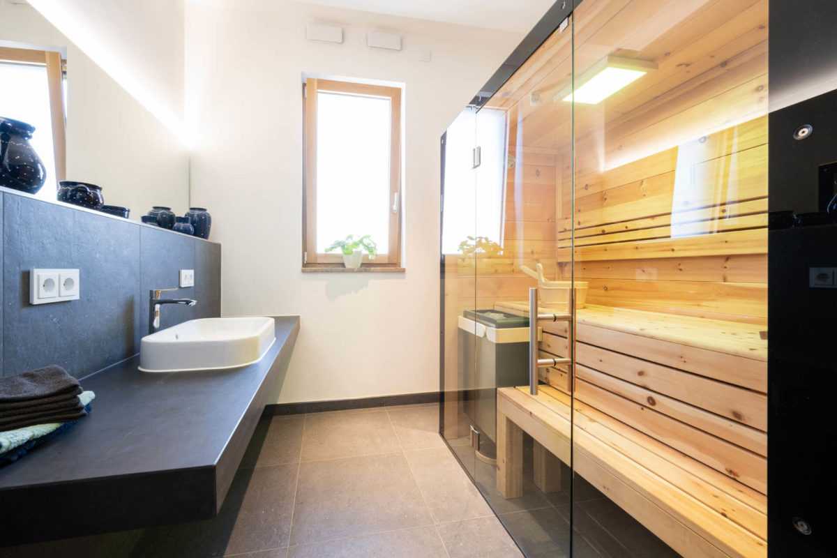 Zirbensauna mit Glasfront und Kombi-Saunaofen